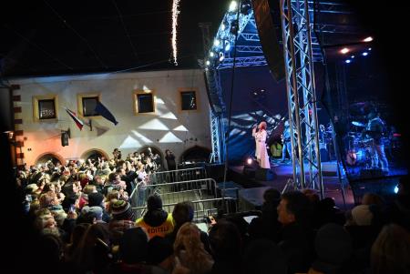 Temperamentna Tanja Žagar je razgrela kamniško publiko za najdaljšo noč v letu in silvestrovanje v centru Pravljičnega Kamnika (34)